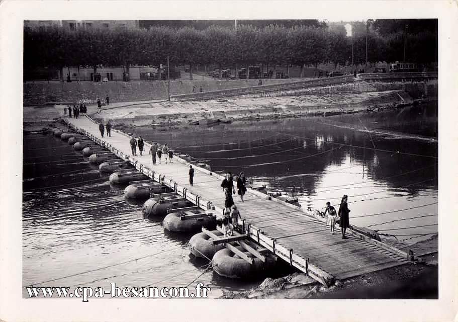 Canot. Pont jeté par le Génie devant la Cité universitaire pour relier Battant à Chamars. Besançon, septembre 1944.